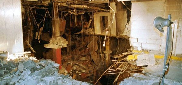 Estrago causado por carro bomba abaixo do World Trade Center, em 1933
