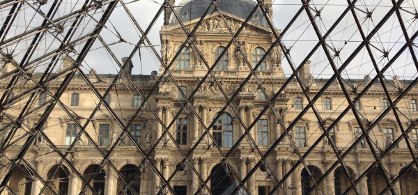 Fachada do Museu do Louvre vista de dentro da pirâmide
