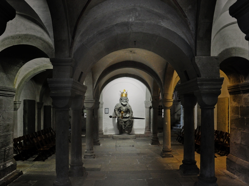 Cripta com escultura de Carlos Magno